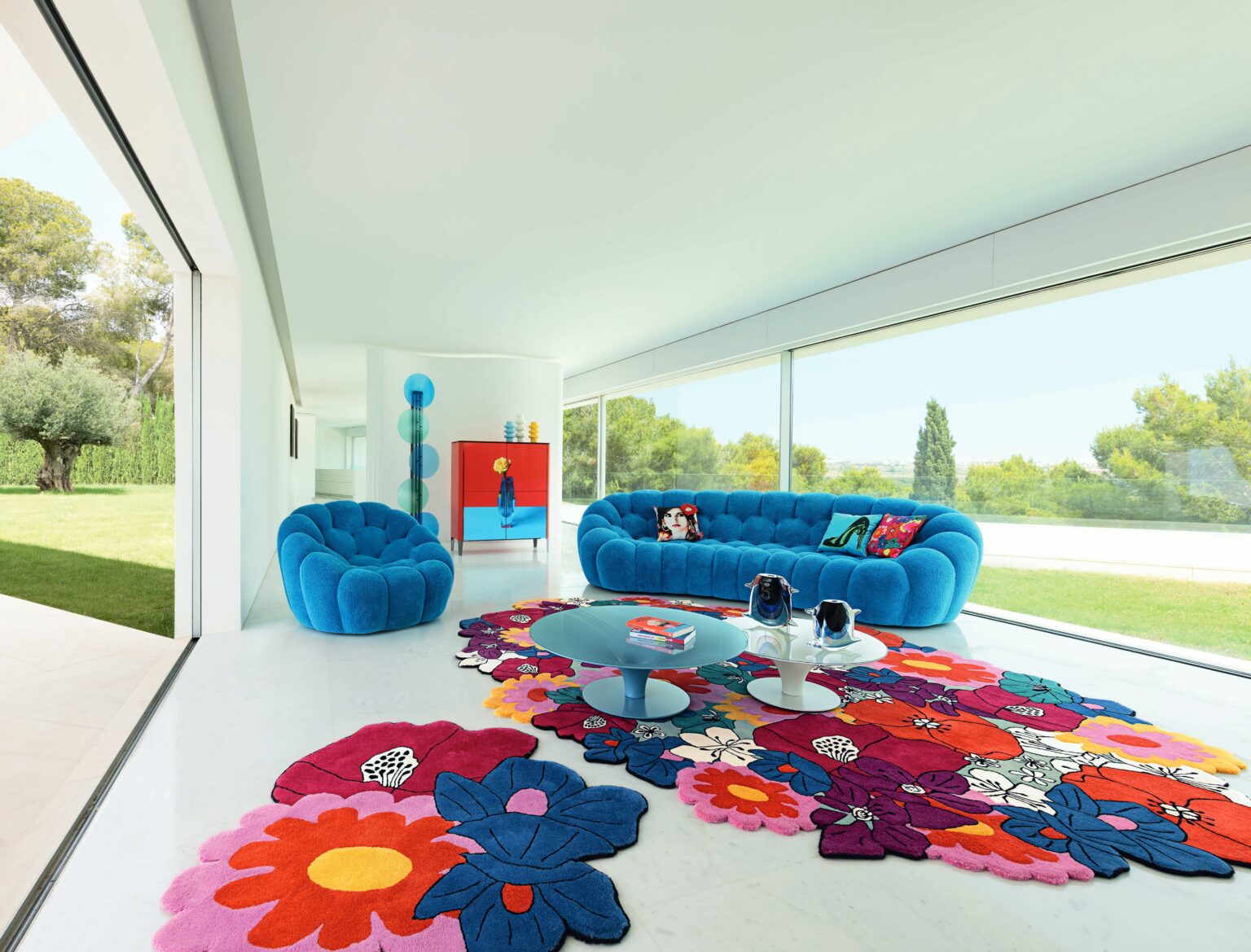 Die neue Signature-Kollektion von Oscarpreisträger Pedro Almodóvar: Bunt wie seine Filmklassiker, am Bild: Bubbles (Foto: Roche Bobois)