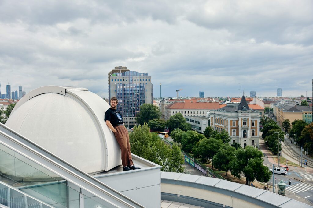 Lucas Englander beim CALL-Fotoshooting auf dem Dach der Wiener Urania- Sternwarte (Foto: CALL Magazine/Celin May)