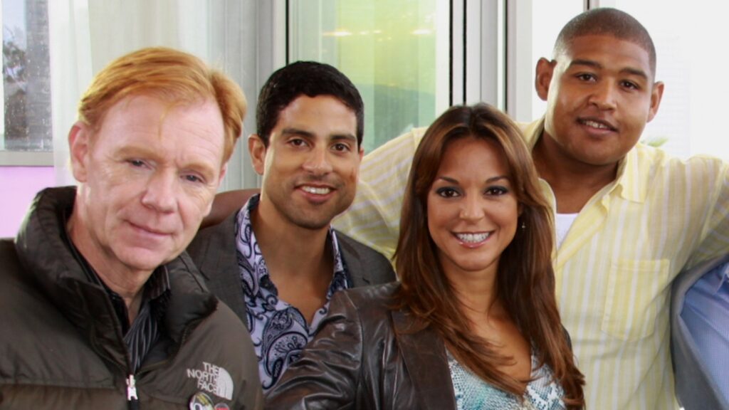 Eva LaRue mit David Caruso (g.l.) in „CSI: Miami“ (Foto: CBS Television Studios)