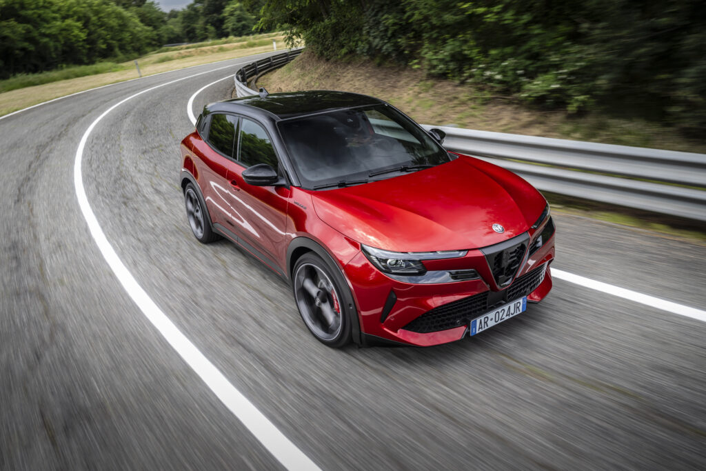 Bestseller: Der Alfa Romeo Junior war maßgeblich mit verantwortlich für ein Jahresplus von 38% (Stand November 2025) für die italienische Kultmarke Alfa Romeo (Foto: Stellantis)