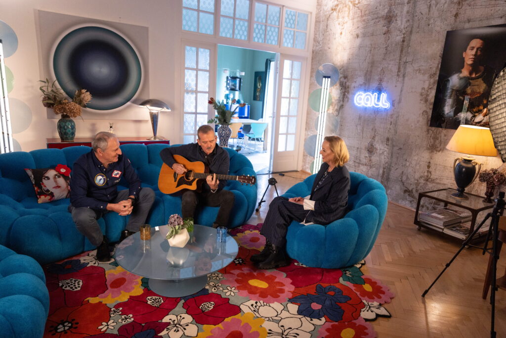 Chris Hadfield singt im CALL Studio für die neue Sendung „Sofatalks“ den David-Bowie-Hit „Space Oddity“ (Foto: CALL Magazine/Roland Unger)