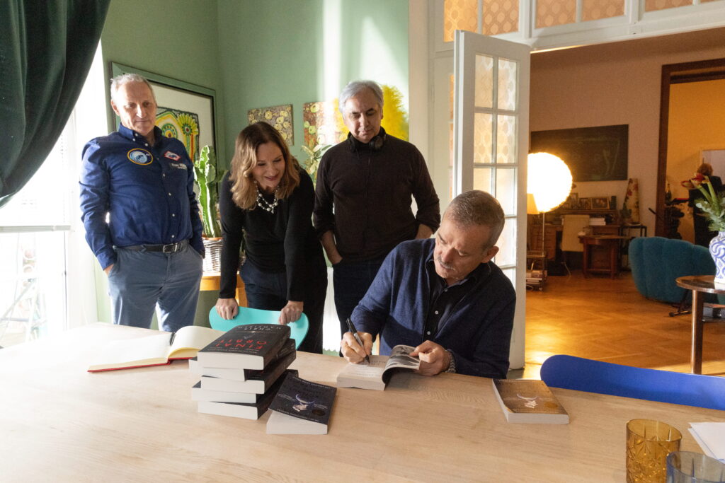 Franz Viehböck, CALL-
Herausgeberin Christina 
Zappella-Kindel und CALL-
Chefredakteur Georg Kindel mit Chris Hadfield, der Bücher für CALL signiert (v.l.n.r., Foto: CALL Magazine/Roland Unger)