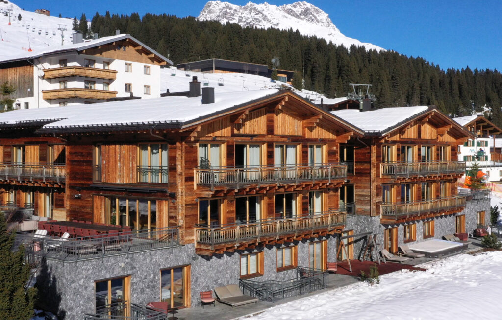 Die Arula Chalets in Oberlech am Arlberg (Foto: Reto Guntli/Arula Chalets)