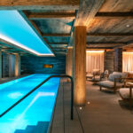 Privater Indoor-Pool: Die Arula Chalets sind zwei Top-Chalets in Oberlech, die man nur als Ganzes buchen kann. Größe: 1.800 m2 (neun Zimmer) und 800 m2 (vier Zimmer, Foto: Reto Guntli/Arula Chalets)