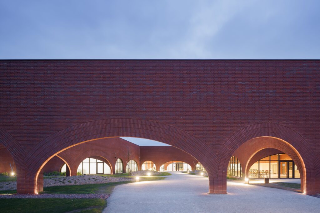 Hermès Workshops, Normandie, Frankreich, entworfen von Lina Ghotmeh (Foto: Lina Ghotmeh Architecture)