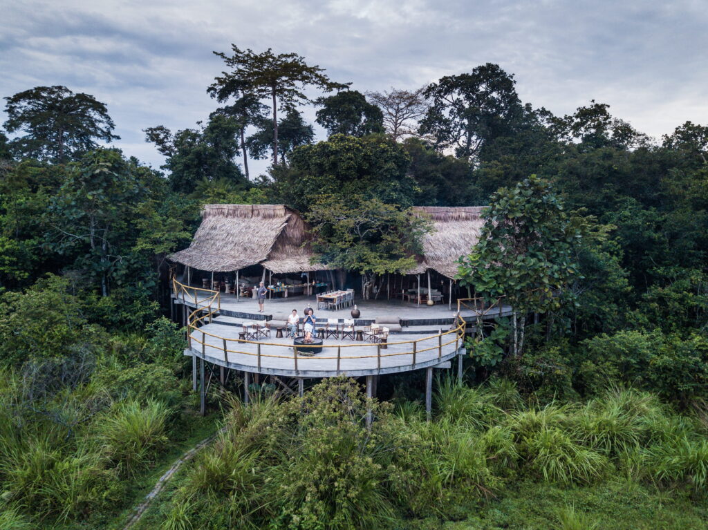 Die „Lango Lodge“, spektakulär über einer natürlichen Regenwaldlichtung gelegen (Foto: Scott Ramsey/Kamba)