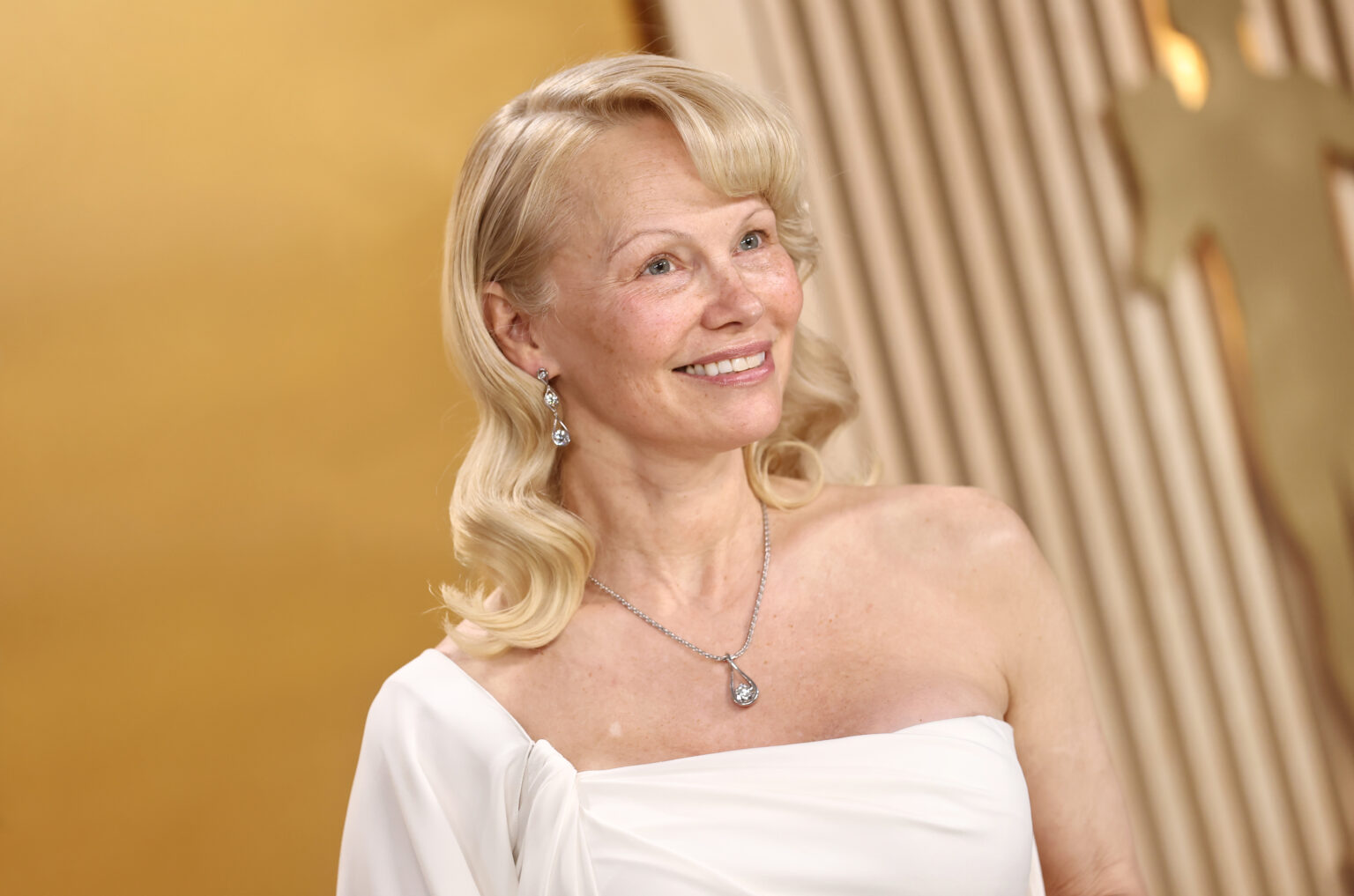 Pamela Anderson als Testimonial für Pandora bei den SAG Awards 2025 (Foto: Pandora/Getty Images, mit freundlicher Genehmigung durch Pandora)