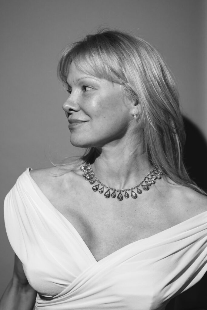 Pamela Anderson mit einem Schmuck-Ensemble aus der Pandora Lab-Grown-Diamonds-Kollektion bei den BAFTA Film Awards 2025 (Foto: Pandora/Marco Bahler)