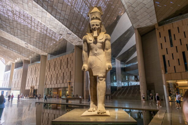Das Grand Egyptian Museum bei Gizeh wurde Anfang November eröffnet und sieht sich als „Ägyptens neues Weltwunder“ (Foto: Shutterstock)