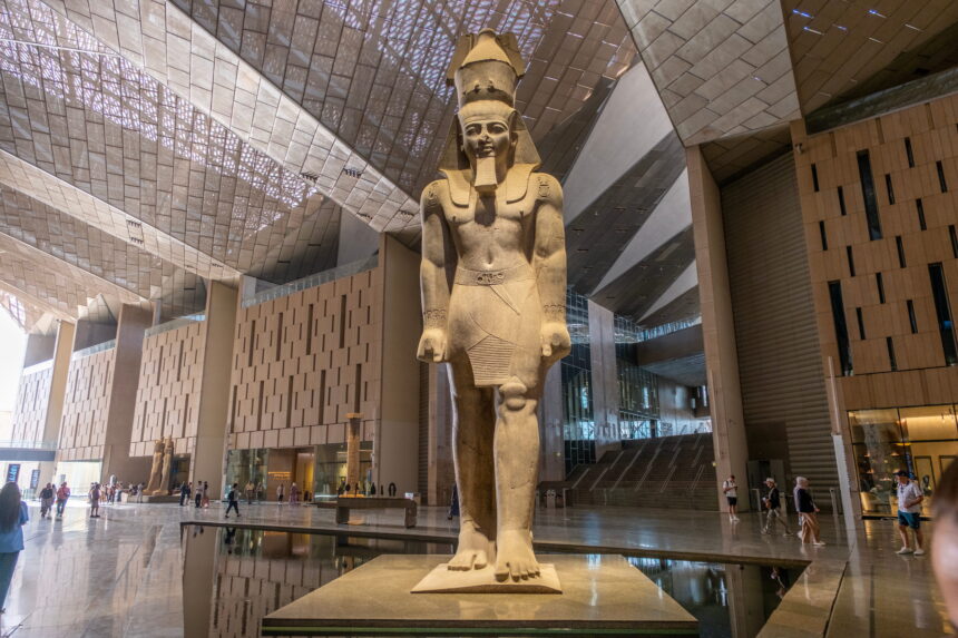 Das Grand Egyptian Museum bei Gizeh wurde Anfang November eröffnet und sieht sich als „Ägyptens neues Weltwunder“ (Foto: Shutterstock)