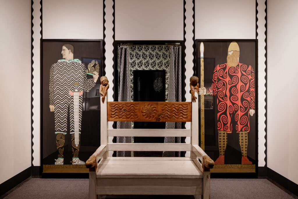 Ferdinand Andri: Bank, präsentiert auf der XIV. Secessionsausstellung 1902 (Mitte), links und rechts: Carl Otto Czeschka, Kostümskizzen für Richard Wagners Opern Tristan und Isolde (l.), Walküre (r.), 1907 (Foto: kunst-dokumentation.com/MAK)
