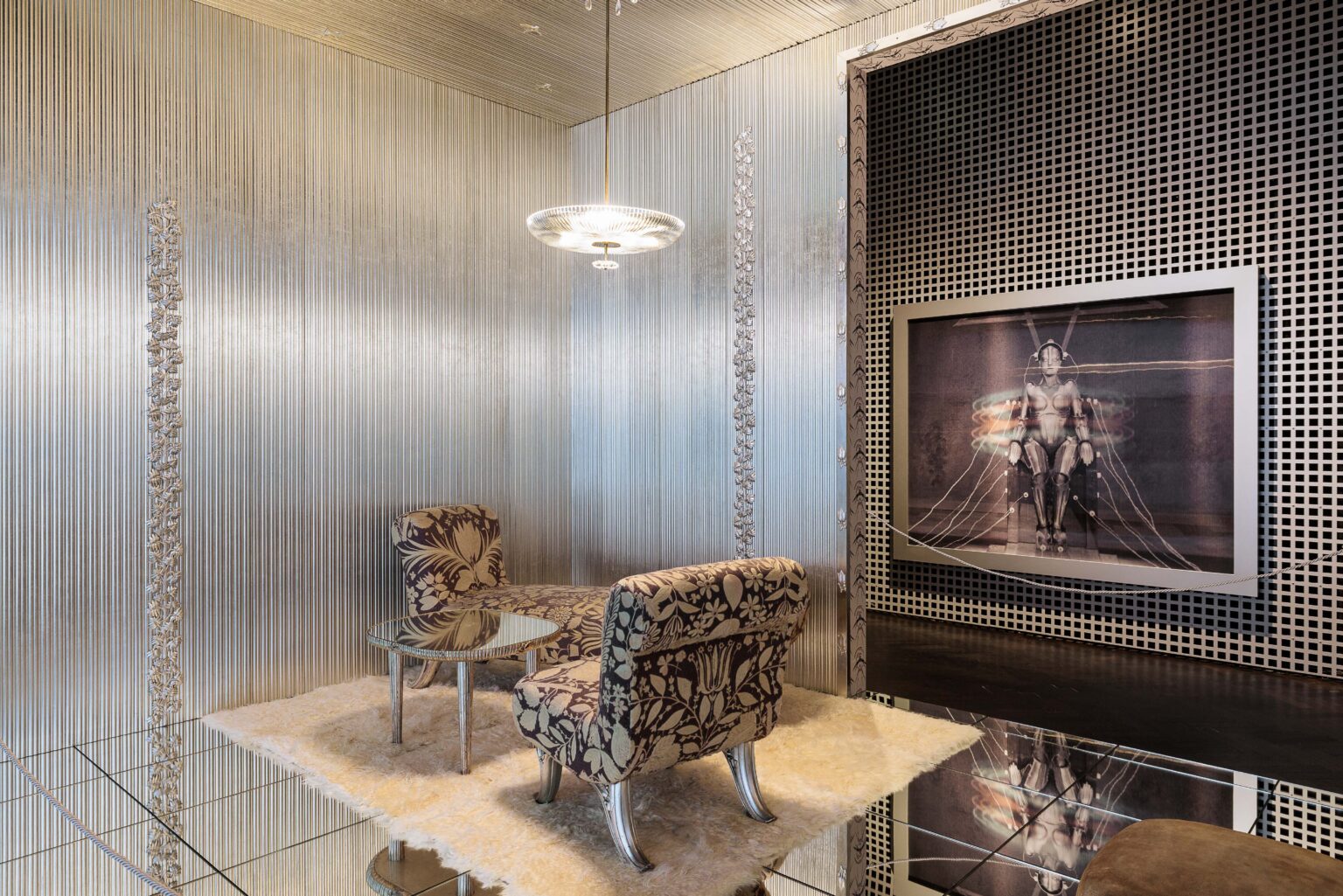 Josef Hoffmann, „Zimmereinrichtung für eine großen Star“, gezeigt auf der Pariser Weltausstellung 1937 im Hintergrund: Metropolis, 1927 (Foto: kunst-dokumentation.com/MAK)