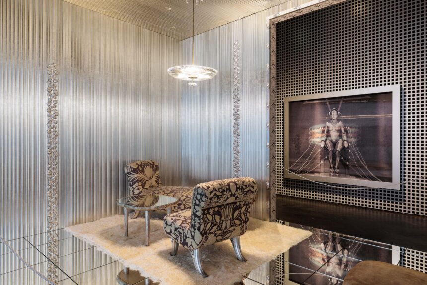 Josef Hoffmann, „Zimmereinrichtung für eine großen Star“, gezeigt auf der Pariser Weltausstellung 1937 im Hintergrund: Metropolis, 1927 (Foto: kunst-dokumentation.com/MAK)