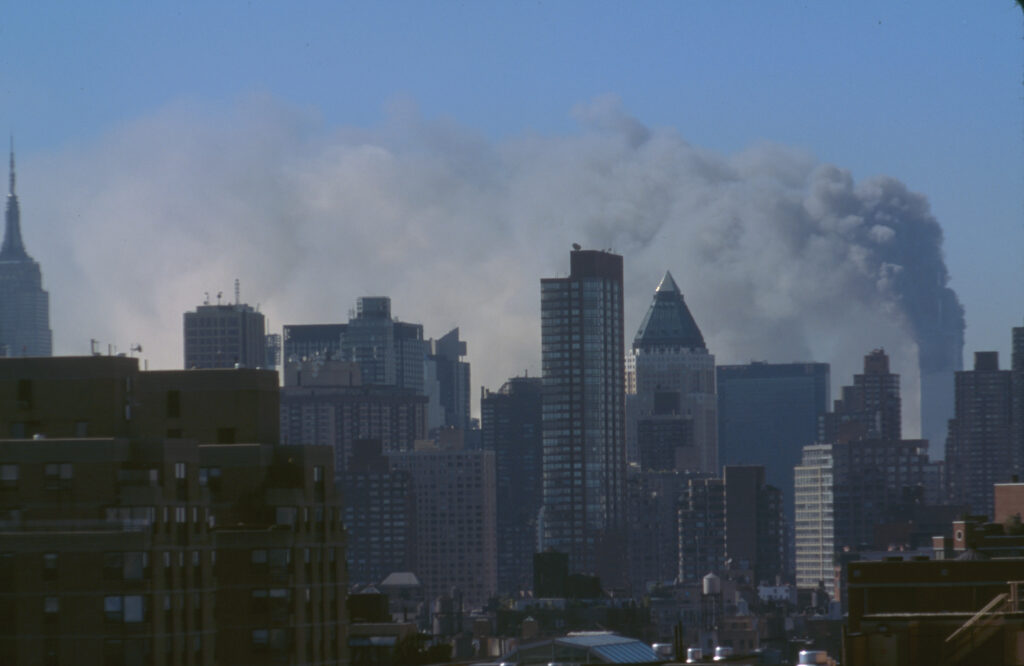 Das World Trade Center am Morgen des 11. September 2001, nachdem das erste Flugzeug einschlug (Foto: Library of Congress)