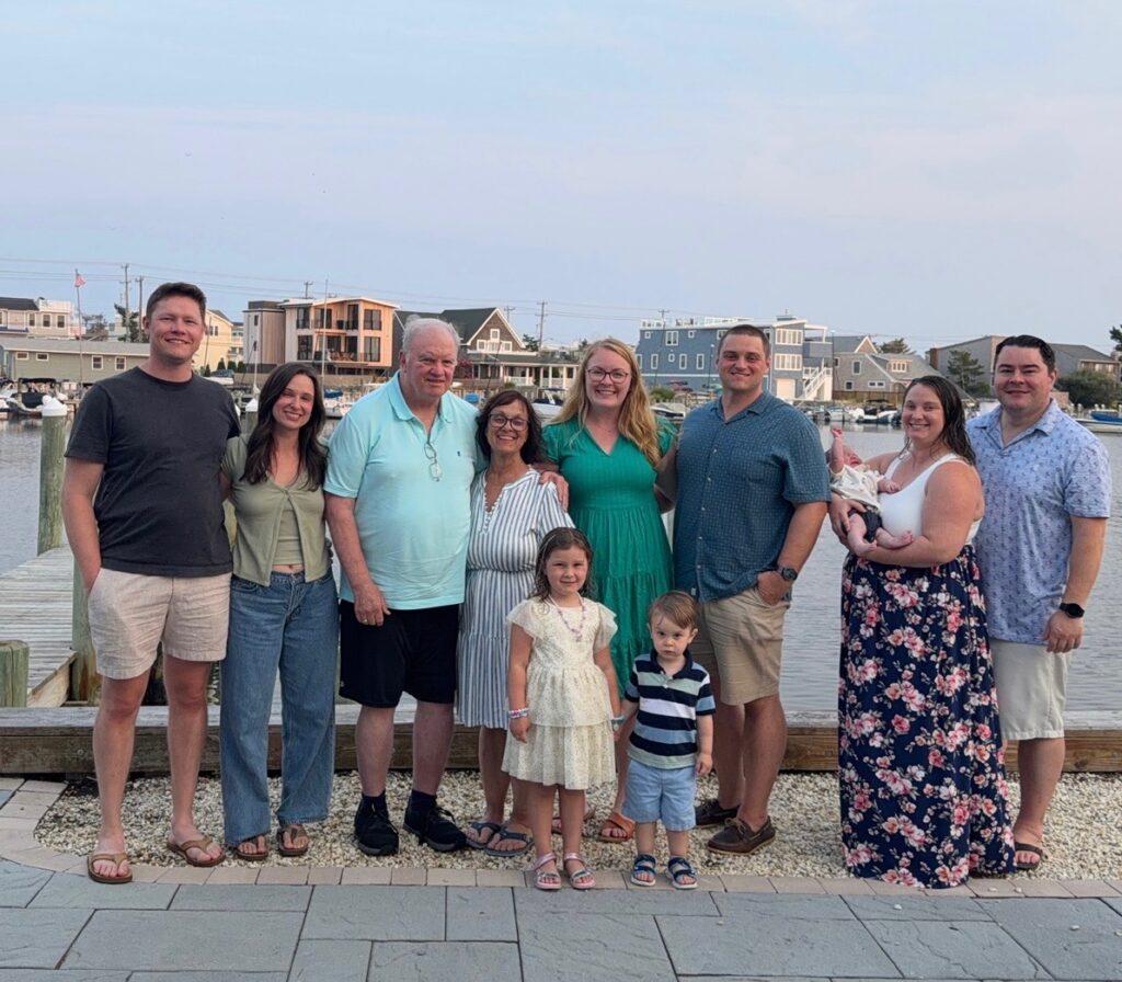 Jay Jonas 2026 mit seiner Frau Judy, ihren Kindern, Schwiegerkindern und allen drei Enkelkindern (Foto: privat)