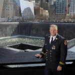 Deputy Chief Jay Jonas vom Fire Department New York (FDNY), einer der großen Helden des 11. September, am 9/11 Memorial in New York (Foto: David Lubarsky) I Deputy Chief Jay Jonas of the New York Fire Department (FDNY), one of the great heroes of September 11, at the 9/11 Memorial in New York (Photo: David Lubarsky)