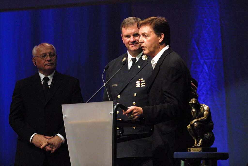 Jay Jonas wenige Wochen nach 9/11 bei den World Awards auf der Bühne der Wiener Hofburg mit Friedensnobelpreisträger Michail Gorbatschow und Paul McCartney (Foto: Paul Schirnhofer)