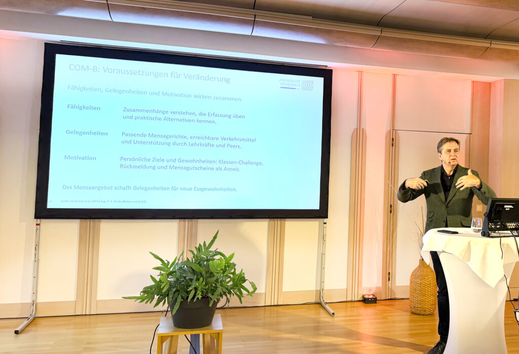 Dr. Franz Prettenthaler, Direktor des Zentrums für Klima, Energie und Gesellschaft LIFE bei Joanneum Research, bei seinem Vortrag in Marienkron (Foto: Marienkron)