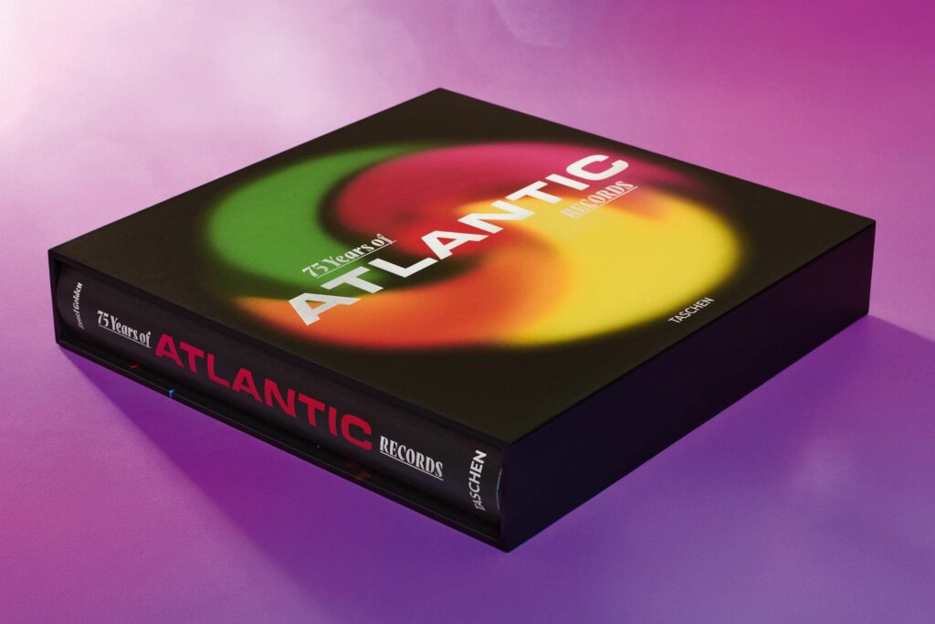 75 YEARS OF ATLANTIC RECORDS: Alle Bilder dieser Story stammen aus dem neuen Buch „75 Years of Atlantic Records“, der ultimativen Chronik des legendären New Yorker Plattenlabels, das auch die 1970er-Jahre maßgeblich musikalisch prägte. 75 Years of Atlantic Records, Hardcover im Schuber, 462 Seiten, EUR 150  www.taschen.com